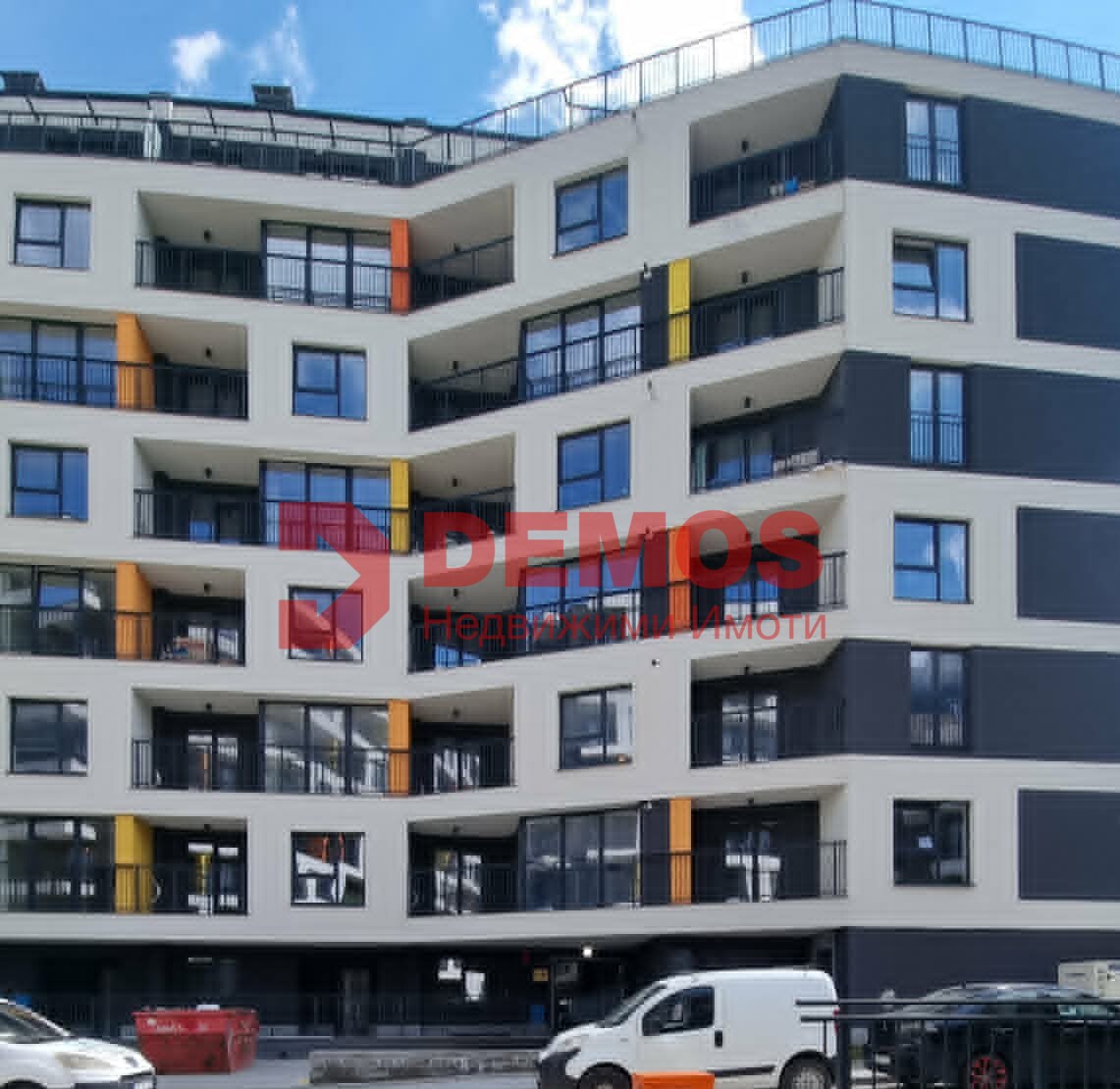 КЪЩА В ГРАДА ВПЕЧАТЛЯВАЩ МЕЗОНЕТ СЪС СОБСТВЕН ДВОР