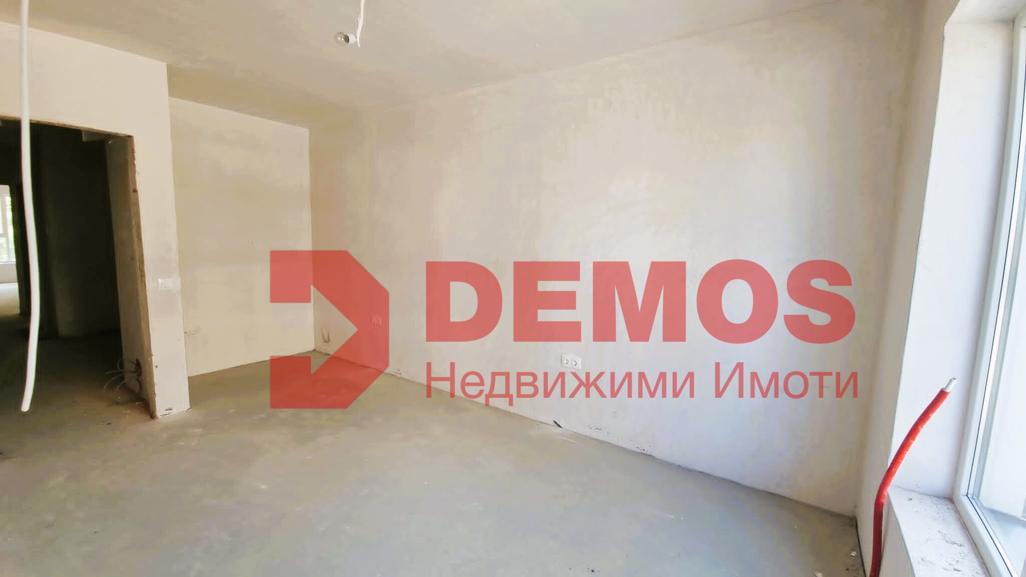 КЪЩА В ГРАДА ВПЕЧАТЛЯВАЩ МЕЗОНЕТ СЪС СОБСТВЕН ДВОР