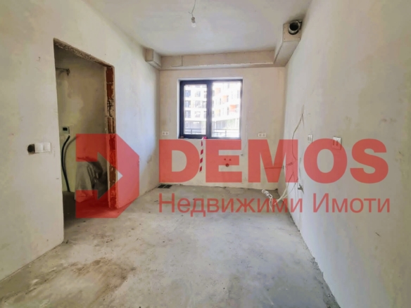 КЪЩА В ГРАДА ВПЕЧАТЛЯВАЩ МЕЗОНЕТ СЪС СОБСТВЕН ДВОР